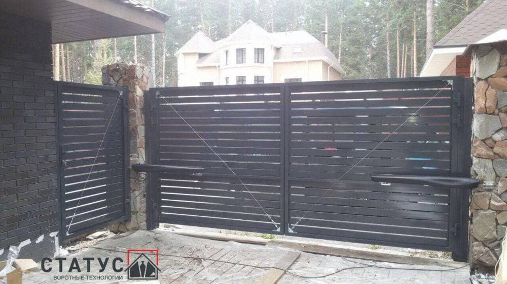 Распашные ворота из металла